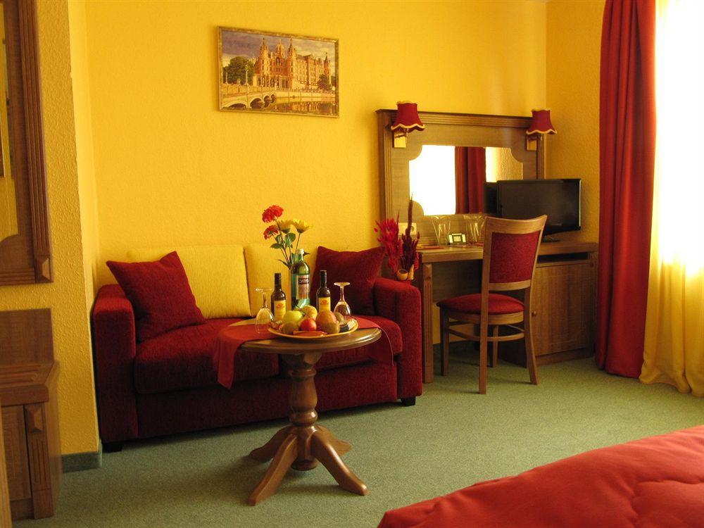 Hotel Am Hauptbahnhof Schwerin  Exterior photo