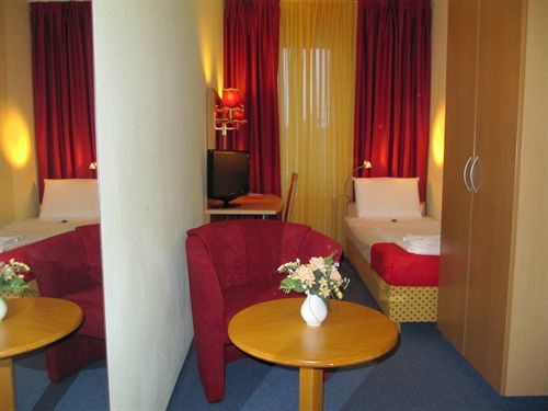 Hotel Am Hauptbahnhof Schwerin  Exterior photo