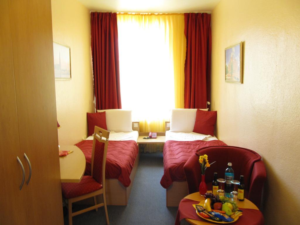 Hotel Am Hauptbahnhof Schwerin  Exterior photo